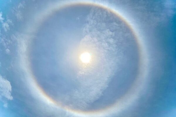 Fenomena Halo Matahari Hiasi Langit Sumedang: Keindahan Alam yang Langka dan Aman